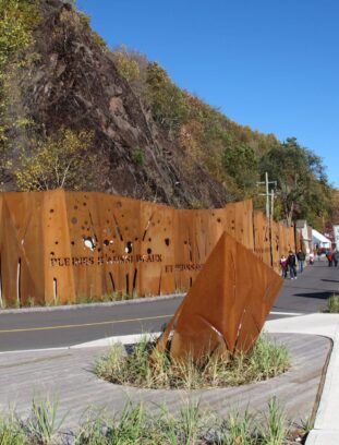 La Commission a travaillé à l'édification du mur mémoire Cartier-Roberval au pied de la falaise qui a vu naître la première colonie française d'Amérique, à Cap-Rouge.