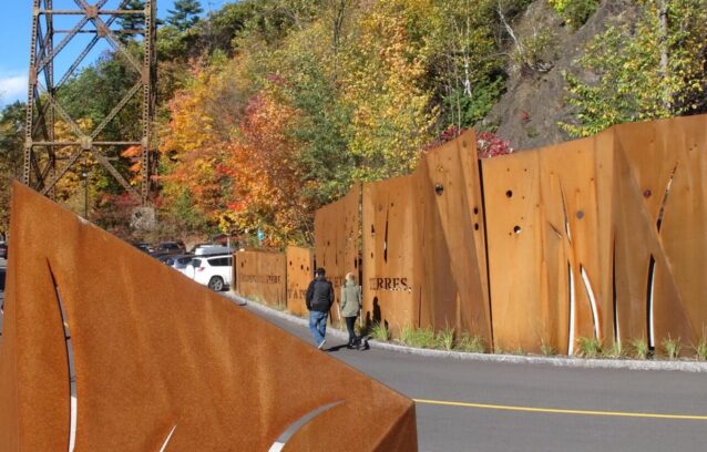 La Commission a travaillé à l'édification du mur mémoire Cartier-Roberval au pied de la falaise qui a vu naître la première colonie française d'Amérique. Le mur mémoire Cartier-Roberval se veut un geste artistique et commémoratif inspiré du lieu et de son histoire.