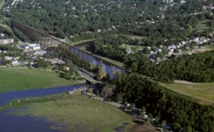 Secteur du Parc Cartier-Roberval - La Commission de la capitale nationale du Québec, responsable de l’aménagement du site Cartier-Roberval, s’est dotée d’une équipe d’archéologues chevronnés pour réaliser le programme de fouilles. Le projet Cartier-Roberval est né d’une découverte majeure pour l’histoire du Québec : la découverte d’un site qui témoigne concrètement de la tentative de colonisation française dans la vallée du fleuve Saint-Laurent au XVIe siècle. Cette découverte, faite en 2005 à l’occasion de l’aménagement du parc Cartier-Roberval, à Cap-Rouge près de Québec, intervient après plusieurs tentatives infructueuses pour retrouver un établissement occupé par Jacques Cartier en 1541-1542 et par Jean-François de la Roque de Roberval en 1542-1543. Devant l’importance de cette découverte, le gouvernement du Québec a procédé, en août 2006, au lancement d’un programme de fouilles archéologiques afin de protéger ce lieu historique unique en Amérique du Nord et de permettre aux générations actuelles et futures d’en bénéficier pleinement.