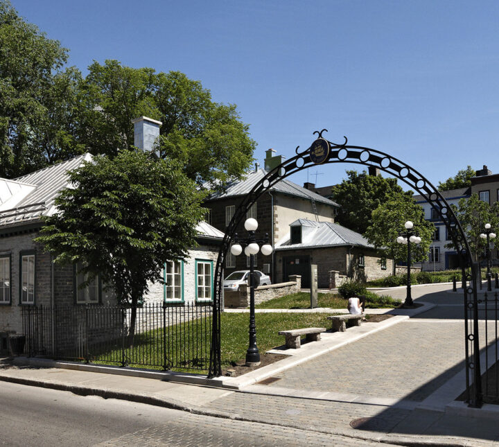 place de l'institut-canadien et chaussée des écossais