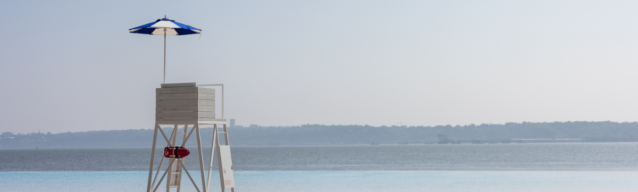 Station de la plage avec vue sur le fleuve
